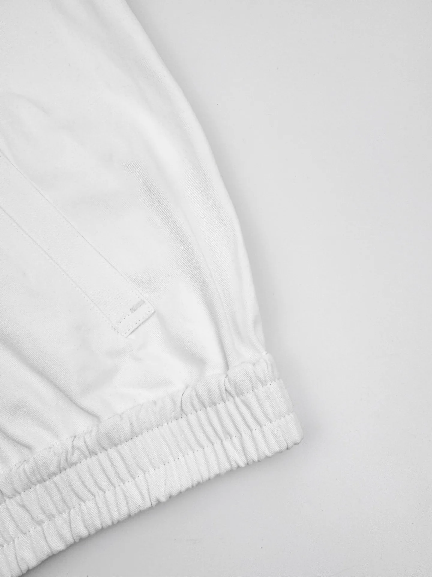 P460 Ralph Lauren embroidered zipper jacket. Customized cloud-velvet white twill cotton. Soft and silky. Comfortable against the skin. Dressed in pure white. Exuding innate elegance. Exquisite indigo pony logo embellished with it. Fully recognizable. Bringing an atmosphere of freedom and vitality. Pure and smart color symphony. Reconstructing classics with neat silhouettes and defining modern relaxation with versatile genes. Process 1: Using imported machine embroidery technology. Use advanced computer control systems and precision mechanical components to achieve iconic pony embroidery operations with high precision and smooth and delicate lines. Process 2: Template machine bag opening. The preset template guides the position, shape and size of the bag opening. The accuracy ensures the quality of the bag opening effect. Process 3: The hem is made in one go using a three-needle waist-drawing machine. The elastic band and fabric are sewn together in the same process using the machine's special needle position and feeding mechanism. The three-needle design is stronger and can evenly distribute pressure. Ensure that the elastic band and the fabric are closely attached. Process 4: The fabrics are washed carefully and have a better hand feel. Not easy to deform, not easy to shrink, not easy to fade, and maintain long-term beauty. Accessories: Customized 1:1 Ralph Lauren engraved buckle Customized 1:1 Ralph Lauren bronze zipper Customized 1:1 Ralph Lauren trademark Version: Fitted version Size: S M L XL